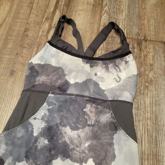 Lululemon Cross My Heart Athletic Tank Top Shirt Size 4 Gray Built in Bra - Picture 3 of 6